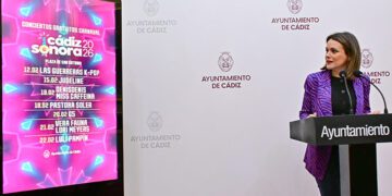 Gandullo desvelando el cartel de los conciertos / FOTO: Eulogio García