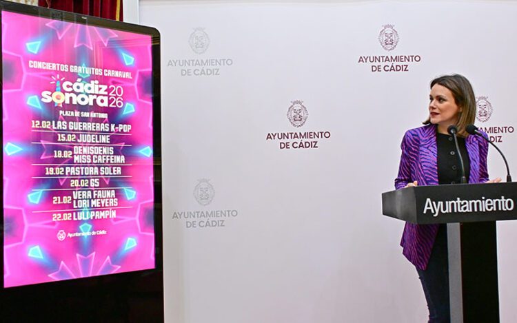 Gandullo desvelando el cartel de los conciertos / FOTO: Eulogio García