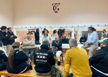 Un momento de la reunión en camerinos con la concejala de Fiestas al frente / FOTO: Ayto.