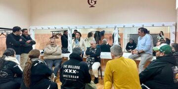 Un momento de la reunión en camerinos con la concejala de Fiestas al frente / FOTO: Ayto.