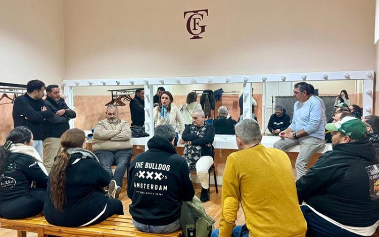 Un momento de la reunión en camerinos con la concejala de Fiestas al frente / FOTO: Ayto.