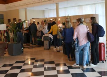 Un grupo del Imserso espera en recepción / FOTO: Ayto.