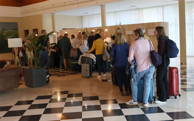 Un grupo del Imserso espera en recepción / FOTO: Ayto.