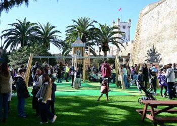 Niños y padres haciendo suyo el flamante parque infantil / FOTO: Eulogio García