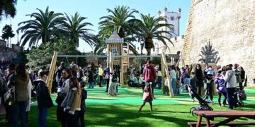 Niños y padres haciendo suyo el flamante parque infantil / FOTO: Eulogio García