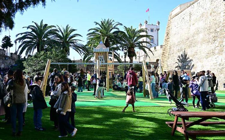 Niños y padres haciendo suyo el flamante parque infantil / FOTO: Eulogio García
