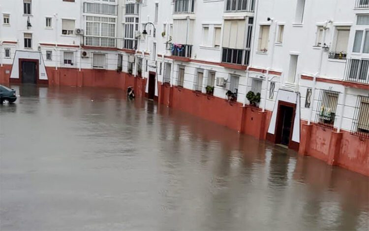Uno de los patios anegados a principios de enero / FOTO: AVV La Bazán