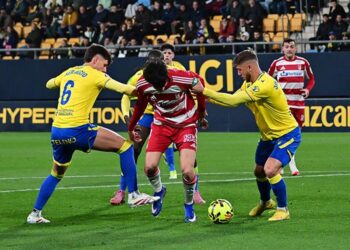 Atacante escapando entre dos cadistas / FOTO: Eulogio García