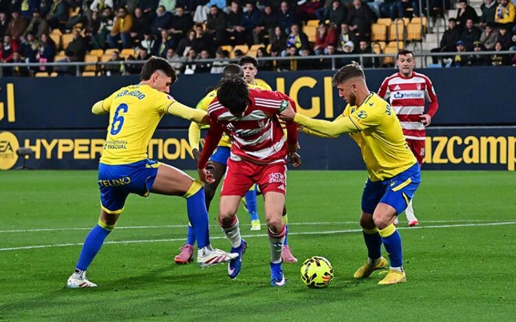 Atacante escapando entre dos cadistas / FOTO: Eulogio García