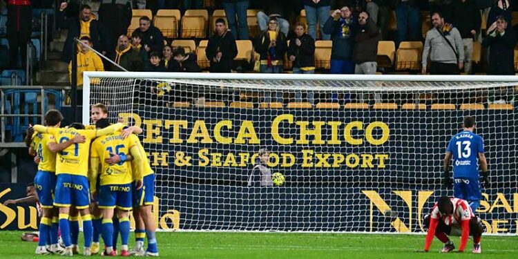 Piña cadista tras el pitido final / FOTO: Eulogio García