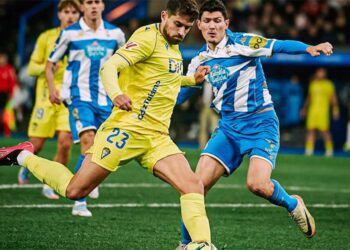 García Pascual enfrentando a un rival / FOTO: Cádiz CF