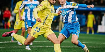 García Pascual enfrentando a un rival / FOTO: Cádiz CF