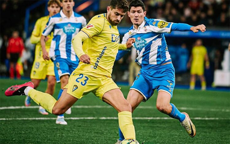 García Pascual enfrentando a un rival / FOTO: Cádiz CF