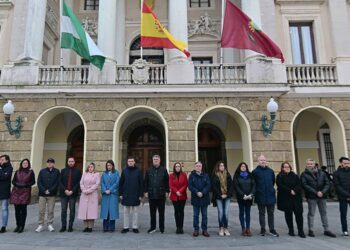 Concentrados a las puertas del Ayuntamiento de Cádiz / FOTO: Eulogio García