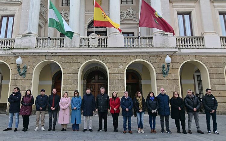 Concentrados a las puertas del Ayuntamiento de Cádiz / FOTO: Eulogio García