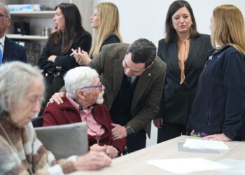 El presidente saluda a uno de los usuarios del centro / FOTO: Junta