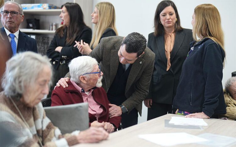 El presidente saluda a uno de los usuarios del centro / FOTO: Junta