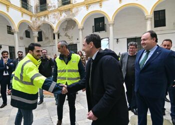 Saludando a todos los presentes en Valcárcel / FOTO: Eulogio García