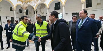 Saludando a todos los presentes en Valcárcel / FOTO: Eulogio García
