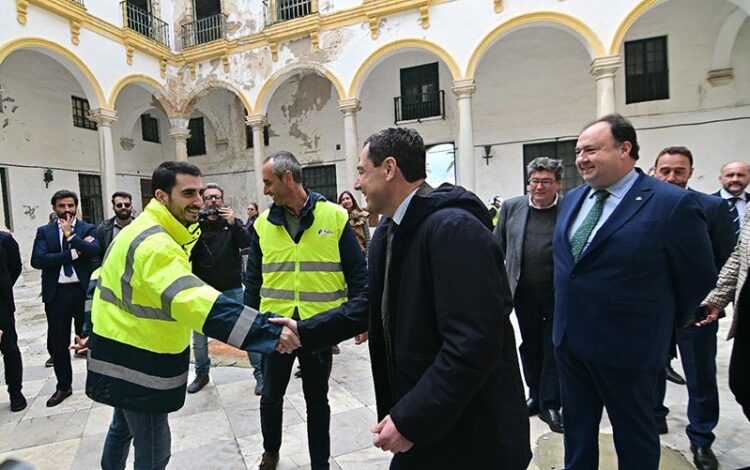 Saludando a todos los presentes en Valcárcel / FOTO: Eulogio García