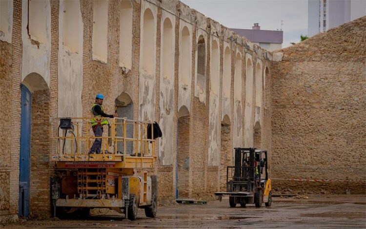 En plena faena durante la visita del alcalde / FOTO: Ayto.