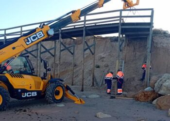 Personal municipal trabaja en uno de los accesos dañados / FOTO: Ayto.