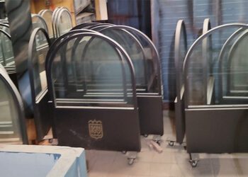 El mobiliario espera en la antigua pescadería de la plaza / FOTO: PP