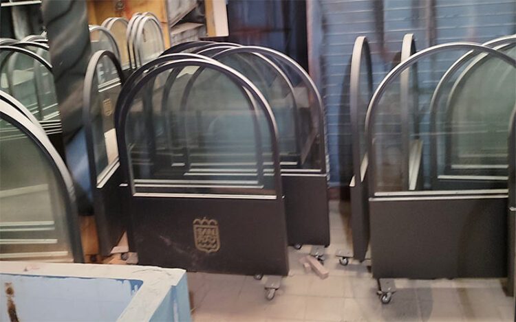 El mobiliario espera en la antigua pescadería de la plaza / FOTO: PP