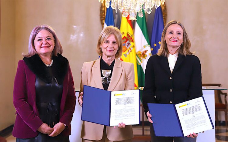 La subdelegada del Gobierno de España. Blanca Flores, presente en la firma / FOTO: Ayto.