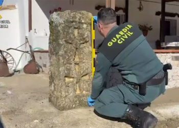 Agente tomando medidas de la pieza / FOTO: Guardia Civil