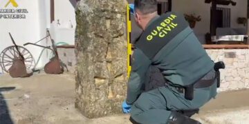 Agente tomando medidas de la pieza / FOTO: Guardia Civil