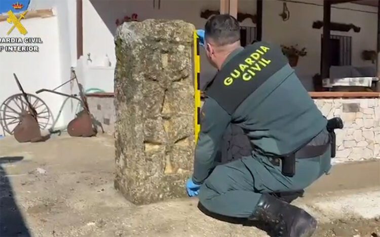 Agente tomando medidas de la pieza / FOTO: Guardia Civil
