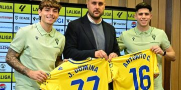 Posado con sus nuevas camisetas / FOTO: Eulogio García