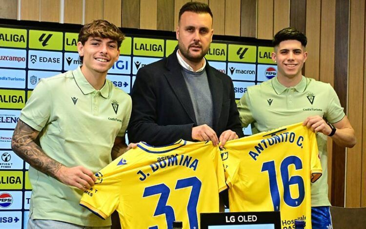 Posado con sus nuevas camisetas / FOTO: Eulogio García