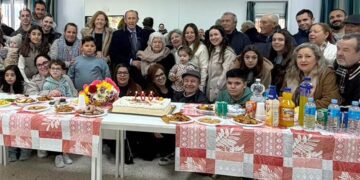 Rosario posa junto al alcalde y familia / FOTO: Ayto.