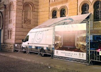 La unidad móvil de Onda Cádiz junto al Falla durante todo el COAC 2025 / FOTO: DBC