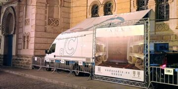 La unidad móvil de Onda Cádiz junto al Falla durante todo el COAC 2025 / FOTO: DBC