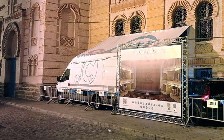 La unidad móvil de Onda Cádiz junto al Falla durante todo el COAC 2025 / FOTO: DBC