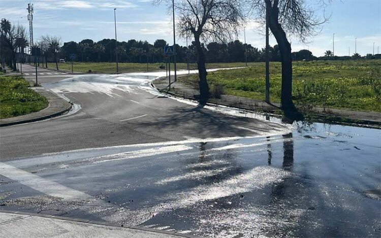 Calle anegada de aguas del alcantarillado / FOTO: MCF