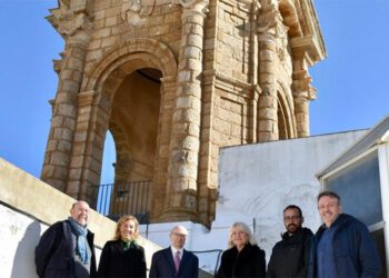 Posado con la restaurada torre campanario / FOTO: Junta