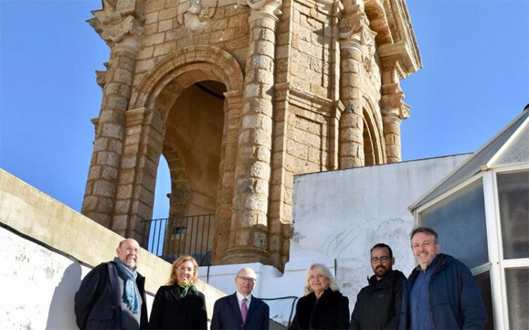Posado con la restaurada torre campanario / FOTO: Junta