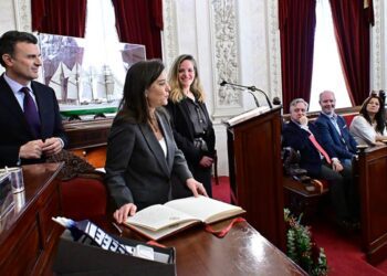 Inés Rey se dirige a los asistentes tras la firma en el Libro de Honor / FOTO: Eulogio García