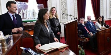 Inés Rey se dirige a los asistentes tras la firma en el Libro de Honor / FOTO: Eulogio García