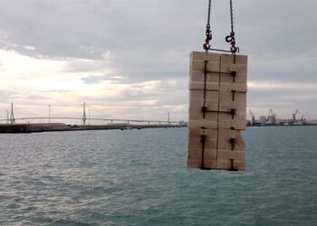 Una de las estructuras sumergidas junto a la nueva terminal de contenedores / FOTO: APBC