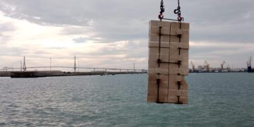 Una de las estructuras sumergidas junto a la nueva terminal de contenedores / FOTO: APBC