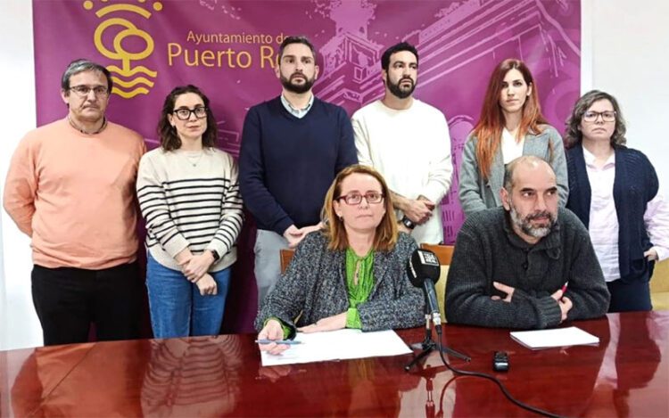 Salvador y Romero junto a casi todo el Gobierno puertorrealeño / FOTO: Ayto.