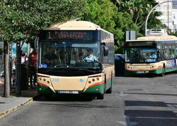 Varios buses urbano coincidiendo en la zona de Canalejas / FOTO: Eulogio García