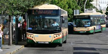 Varios buses urbano coincidiendo en la zona de Canalejas / FOTO: Eulogio García