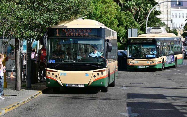 Varios buses urbano coincidiendo en la zona de Canalejas / FOTO: Eulogio García