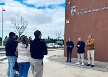 Escenificando la entrega de llaves en el exterior del Vivero / FOTO: Ayto,